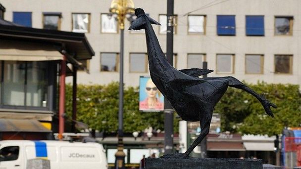 Памятник курице перебегающей дорогу в Стокгольме