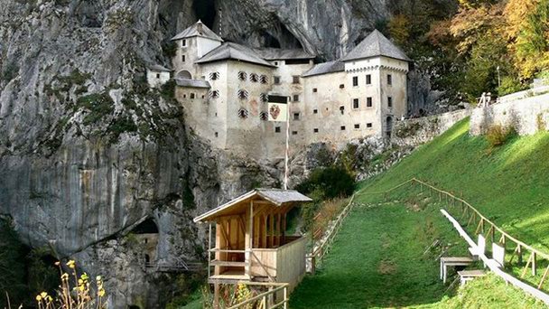 Предъямский замок в Постойне