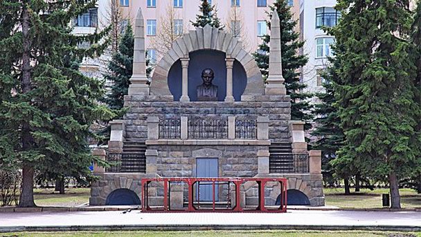 Памятник-мавзолей Владимиру Ленину на Алом поле (фото)