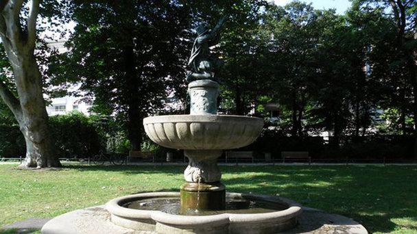 Фонтан Армбрюстшютценбрюннен (Фонтан Стрелок из арбалета) в Баварии