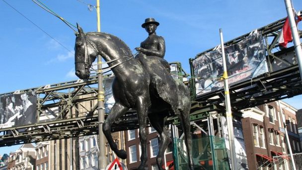 Памятник королеве Вильгельмине в Амстердаме