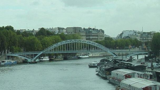 Пешеходный мост Дебейи в Париже