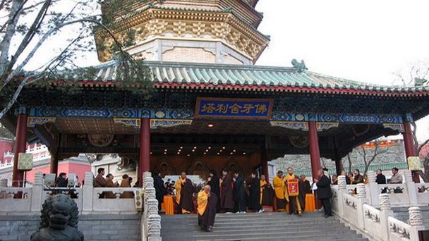 Монастырь Лингуан в Пекине Монастырь Лингуан в Пекине