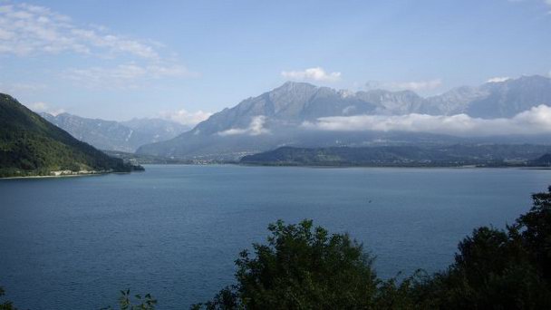 Озеро Санта Кроче в Доломитовых Альпах Озеро Санта Кроче в Доломитовых Альпах