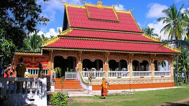 Храм Wat Si Phan Don в Нане