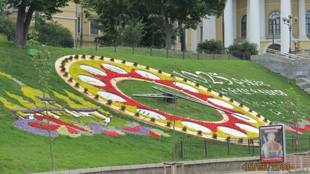 Скульптурная композиция Цветочные часы в Киеве