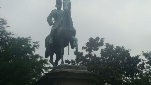 Памятник принцу Комацу-но мия Акихито в Токио