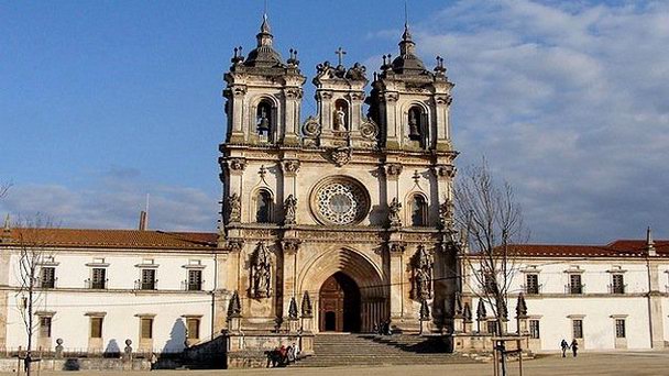 Монастырь Санта-Мария-де-Алкобаса в Алькубасе Монастырь Санта-Мария-де-Алкобаса в Алькубасе