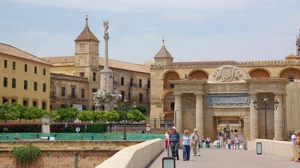 Триумфальная колонна Сан Рафаэля в Кордове Триумфальная колонна Сан Рафаэля в Кордове