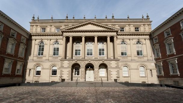 Осгуд холл в Торонто