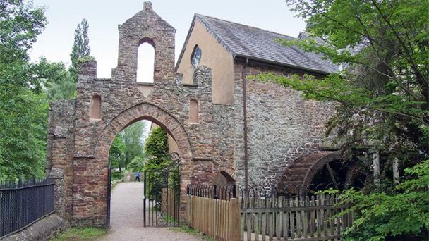 Водяная мельница в Данстере в Англии