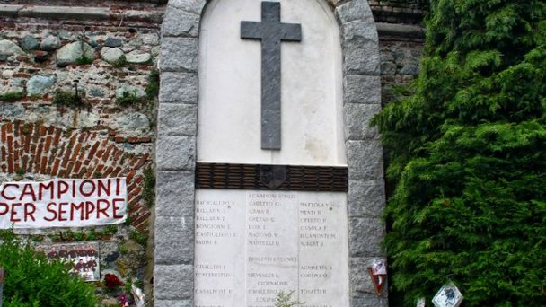 Мемориал футбольной команде «Торино» в Турине