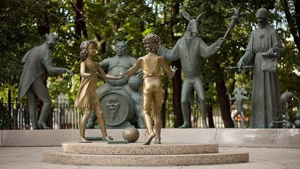 Скульптурная композиция Дети — жертвы пороков взрослых в Москве