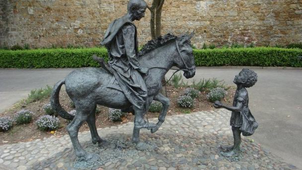 Скульптура монаха Сергека (Гластонбери) в Англии