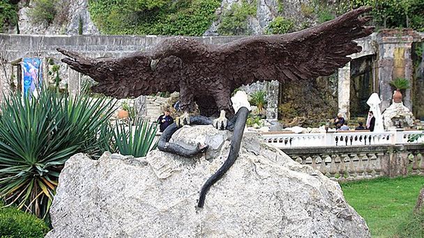 Скульптура «Орёл терзающий змею» в Новом Афоне